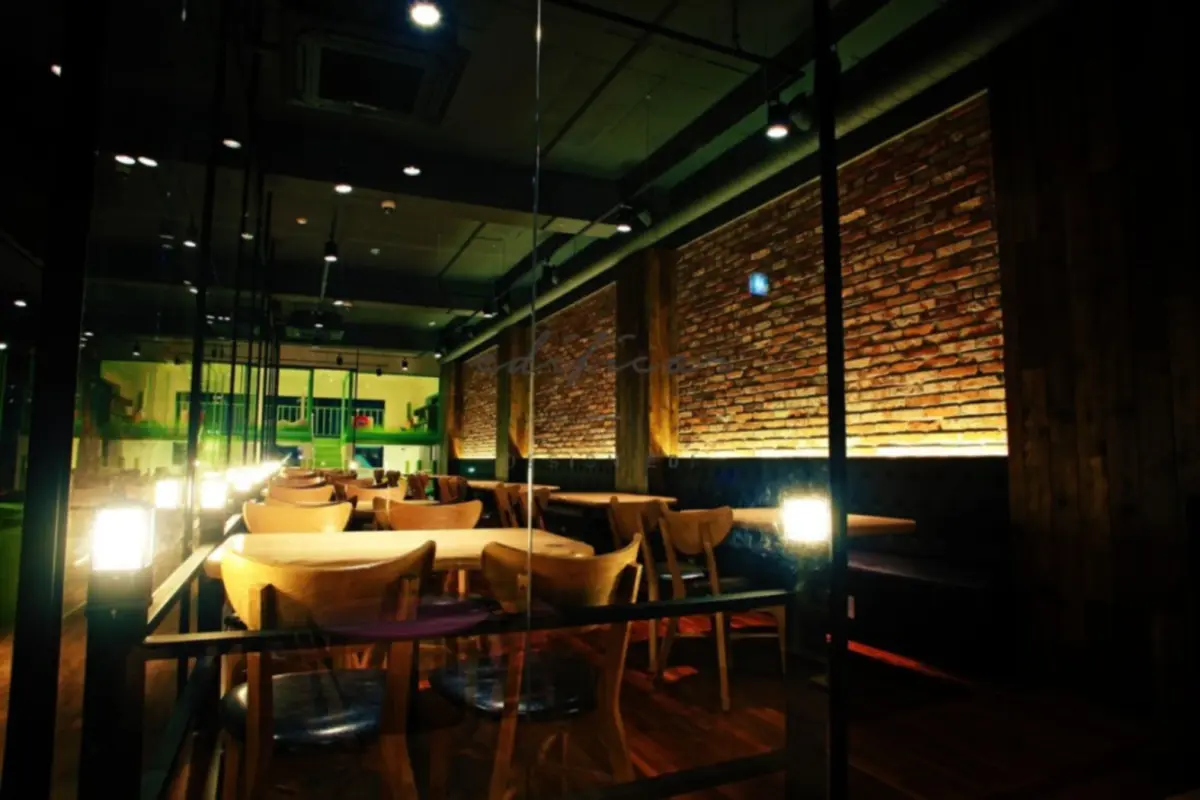 벽돌과 원목이 만든 감성 키즈카페 월드트리